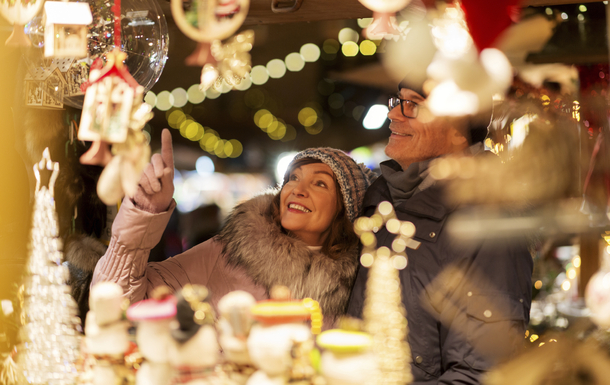 Paar auf Weihnachtsmarkt