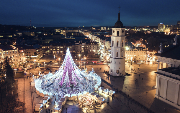 Kathedrale, Platz mit Hauptweihnachtsbaum am Abend