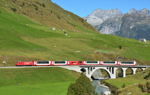 Glacier Express in der Nähe des Matterhorns