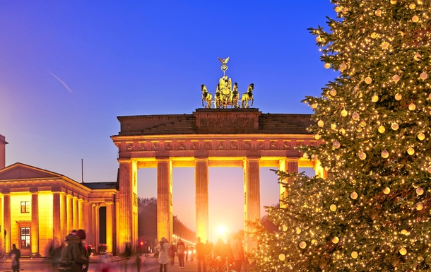 Weihnachtsbaum am Brandenburger Tor in Berlin, Deutschland