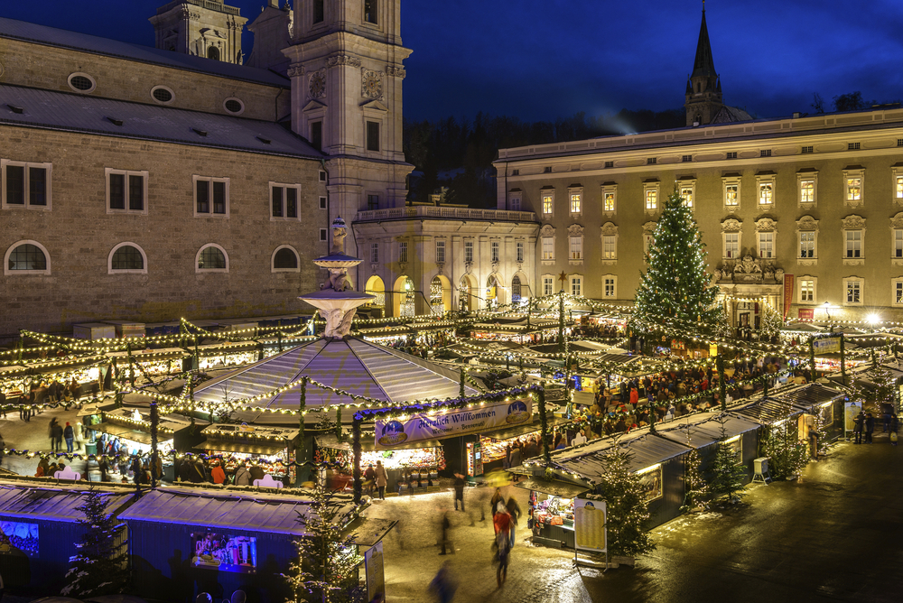 Salzburger Christkindlmarkt  am Residenzplatz vor dem Dom zu Salzburg