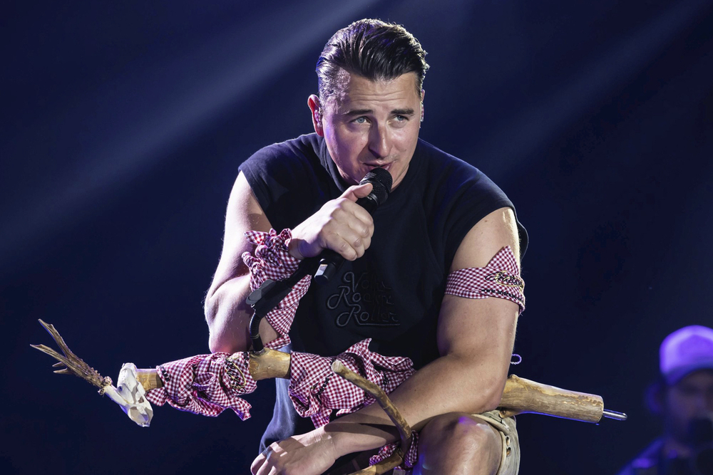 Andreas Gabalier singt auf der Bühne Frontansicht