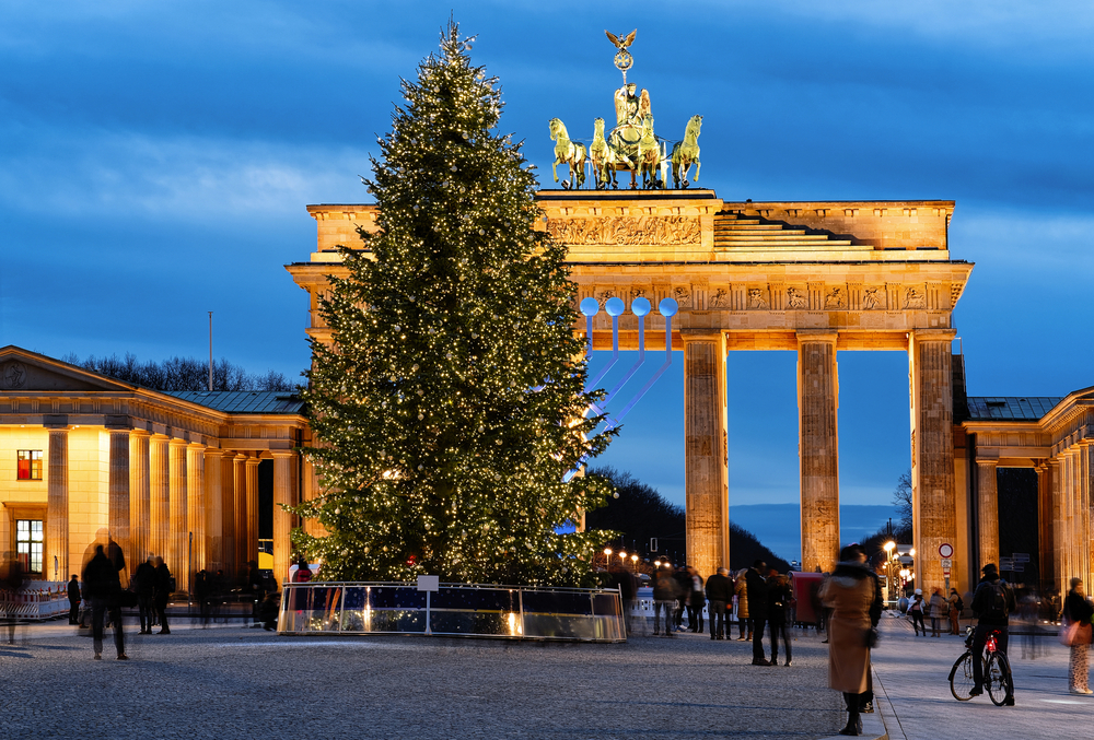Weihnachtsbaum am Brandenburger Tor in Berlin, Deutschland