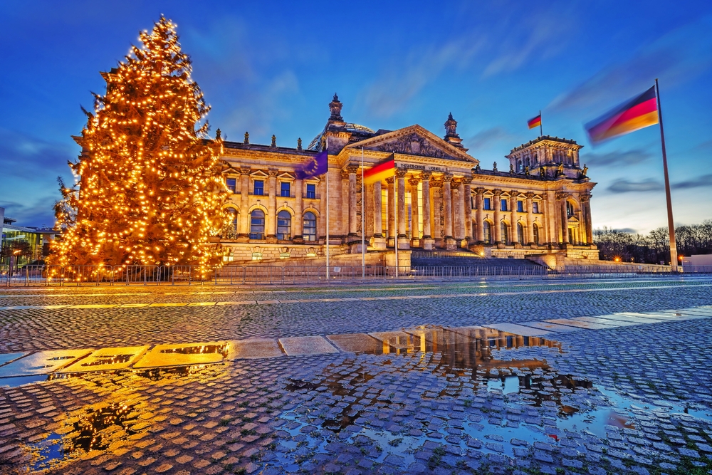 weihnachtliches Reichstagsgebäude in Berlin, der Hauptstadt von Deutschland