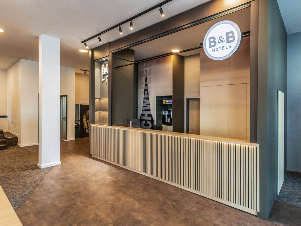 Rezeption des B&B Hotel Eschweiler