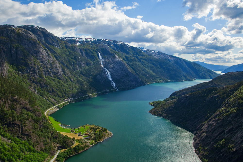 Landschaft mit dem Langfoss-Wasserfall und den Bergen im Akrafjorden