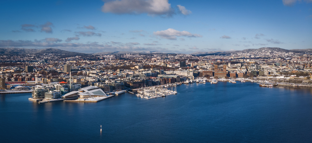 Panorama von Oslo, Norwegen: Tjuvholmen, Aker Brygge & Rathaus im Winter