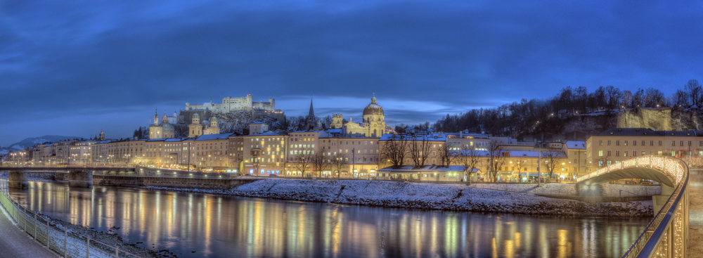 Blick auf die Skyline von Salzburg im Winter