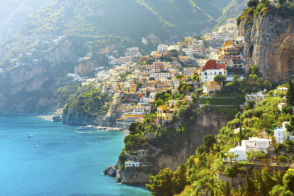 Morgenblick auf Positano cityscape an der Küste des Mittelmeers, Italien