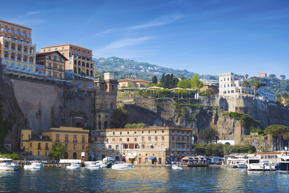 der Ort Sorrento an der Amalfiküste in Italien