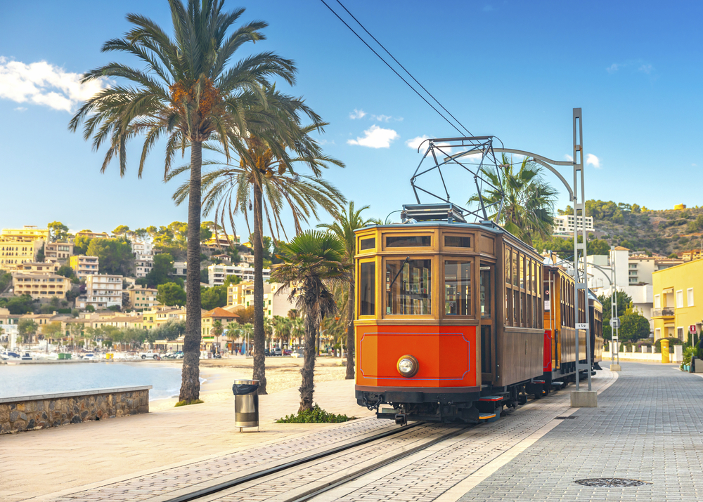 Orangenbahn von Soller nach Port de Soller, Mallorca, Spanien