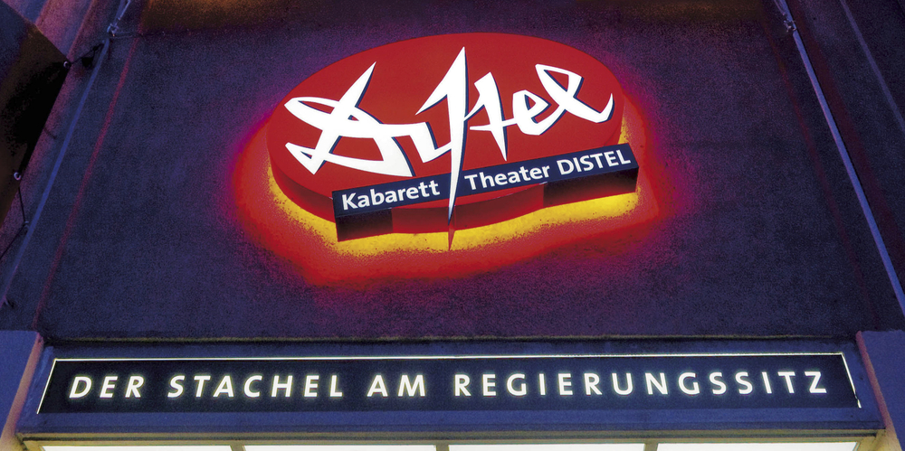 Leuchtschild „Distel Kabarett Theater“ an der Fassade des Berliner Kabaretts „Die Distel“