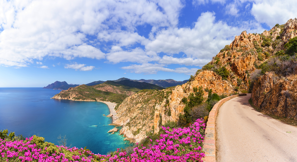 Korsikas Landschaft mit Plage de Bussaglia und Calanques de Piana