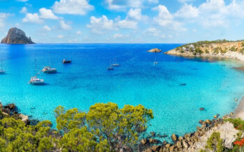 Luftansicht einer Küste von Ibiza