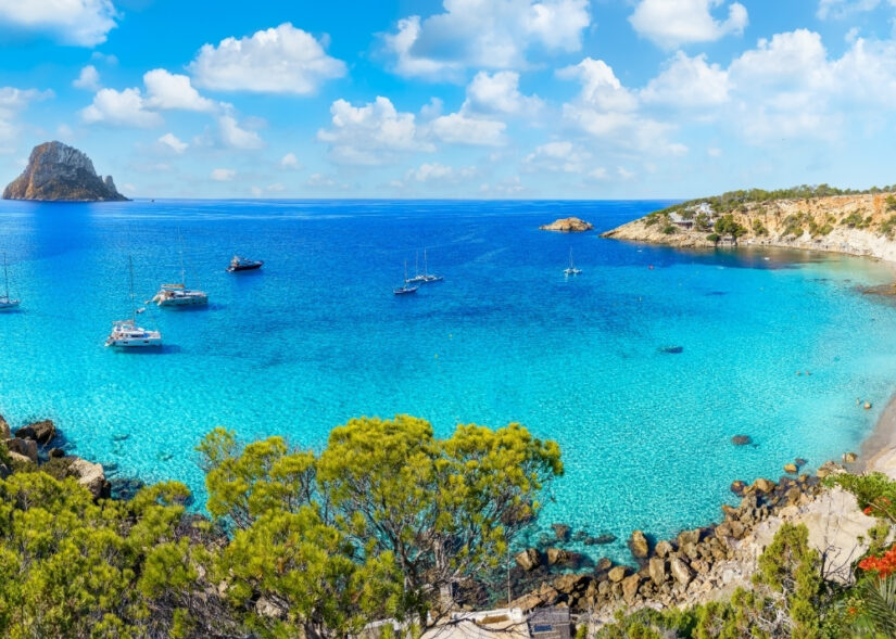 Luftansicht einer Küste von Ibiza