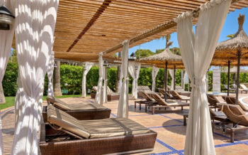 Liegen am Pool des Hotel El Cod