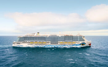 Ansicht der AIDAcosma auf dem Meer