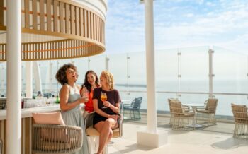 Freundinnen an der Bar auf dem Deck des Mein Schiff 2