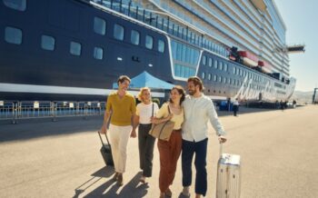 Paare laufen vor dem Mein Schiff 2