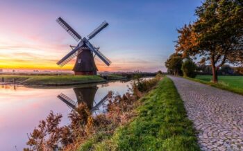 Windmühle in Holland bei Sonnenunergang