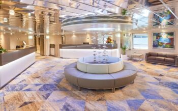 Lobby auf der MS Hamburg