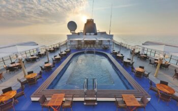 Pooldeck auf der MS Hamburg