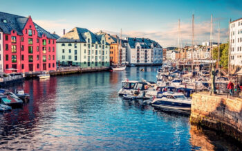 Hafenstadt Alesund am Eingang zum Geirangerfjord