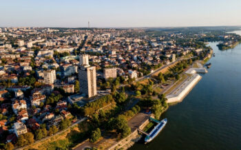 Luftaufnahme der Donau und der Stadt Rousse